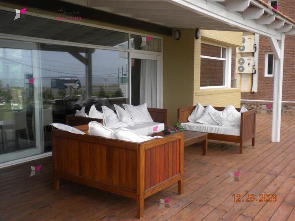 VENTA DE CASA DE 4 DORMITORIOS FRENTE AL MAR EN
