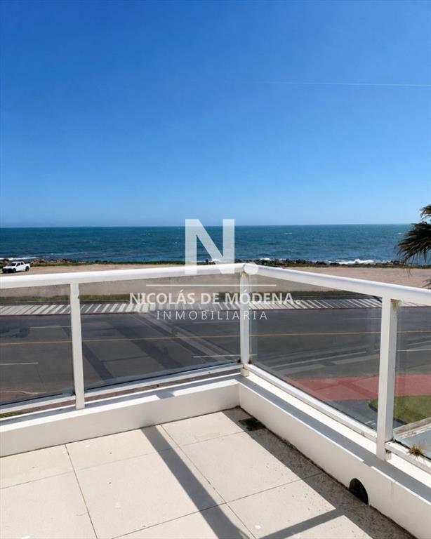 En vanta casa de 6 dormitorios frente al mar en y