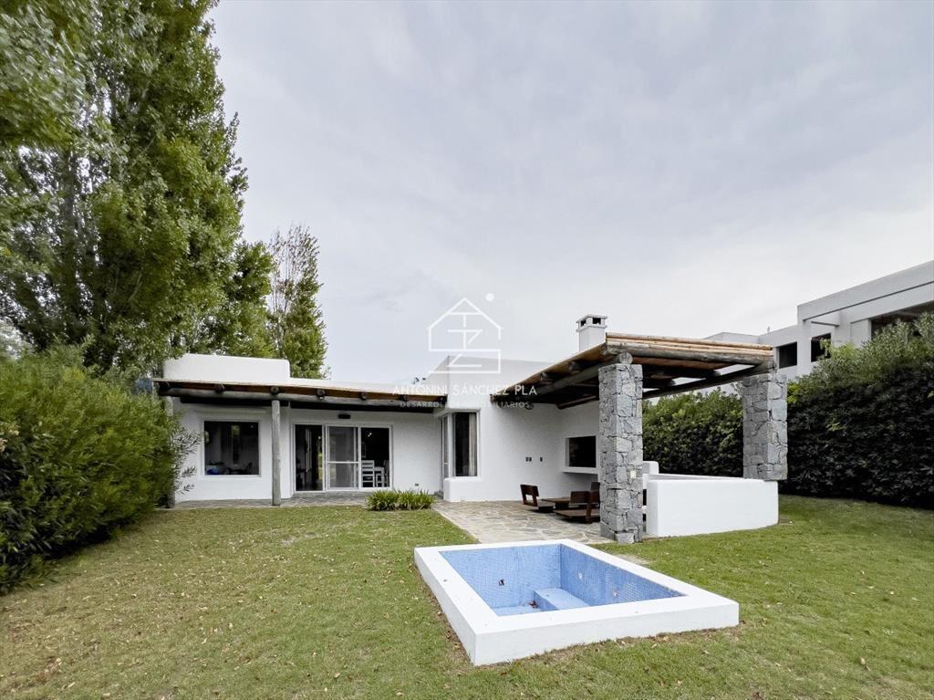 Casa en venta de dos dormitorios en Altos de Montoya