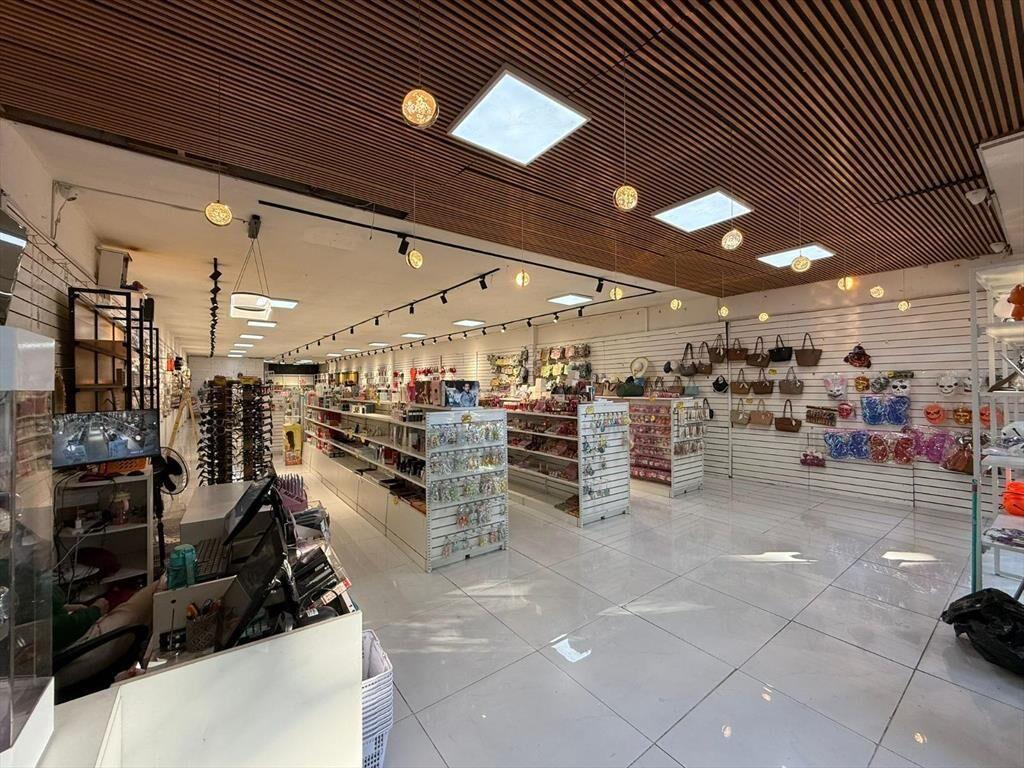 8 de octubre esq Comercio, 517 m2 salón + deposito, 10 m de
