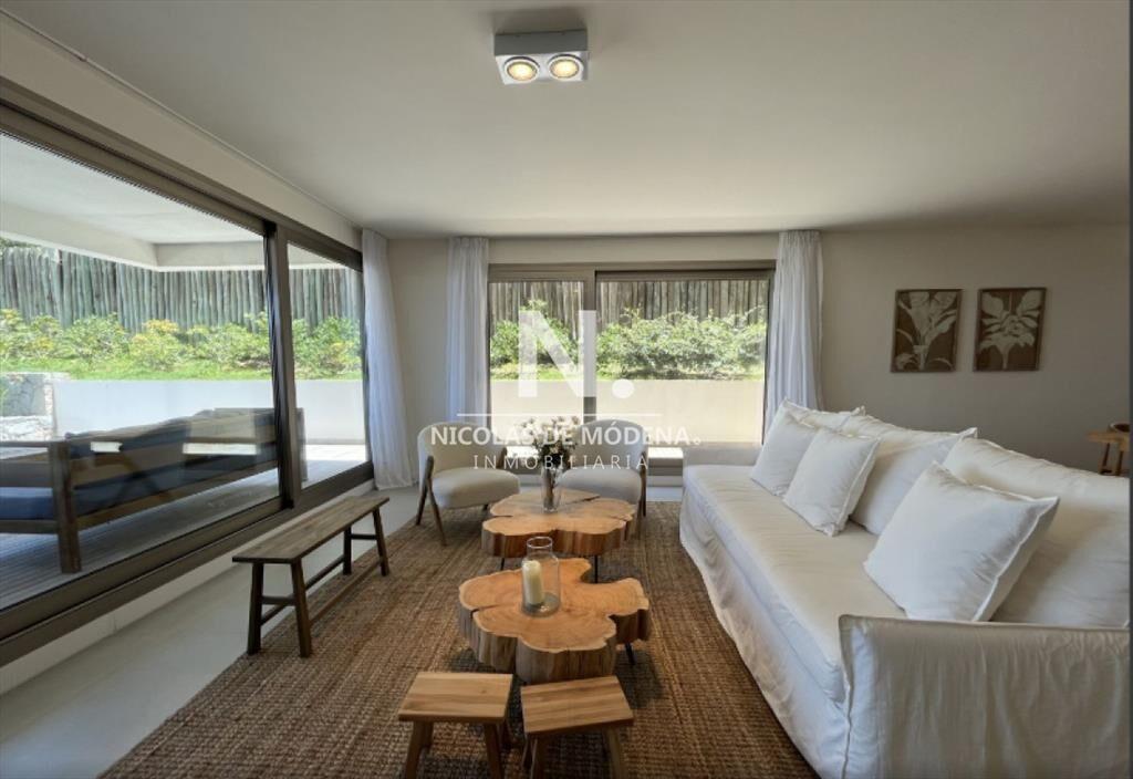 En venta apartamento en Manantiales de 3 dormitorios, con v