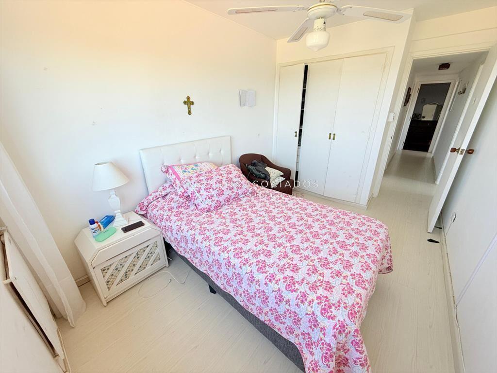 Apartamento con parrillero de 4 dormitorios al en