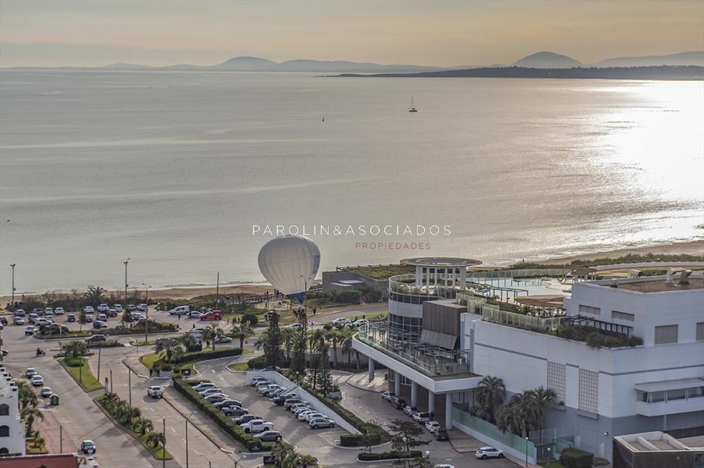 Piso alto con vistas panoramicas de Playa Mansa.