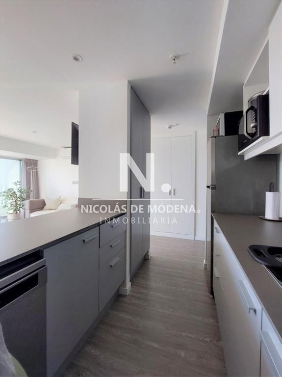 Amplio apartamento en piso alto, con excelente vista al mar