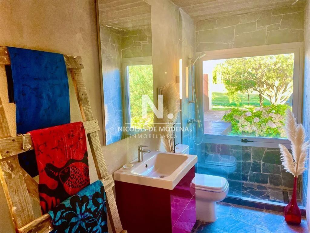 Vende casa en Laguna de los Cisnes, con hermosa y