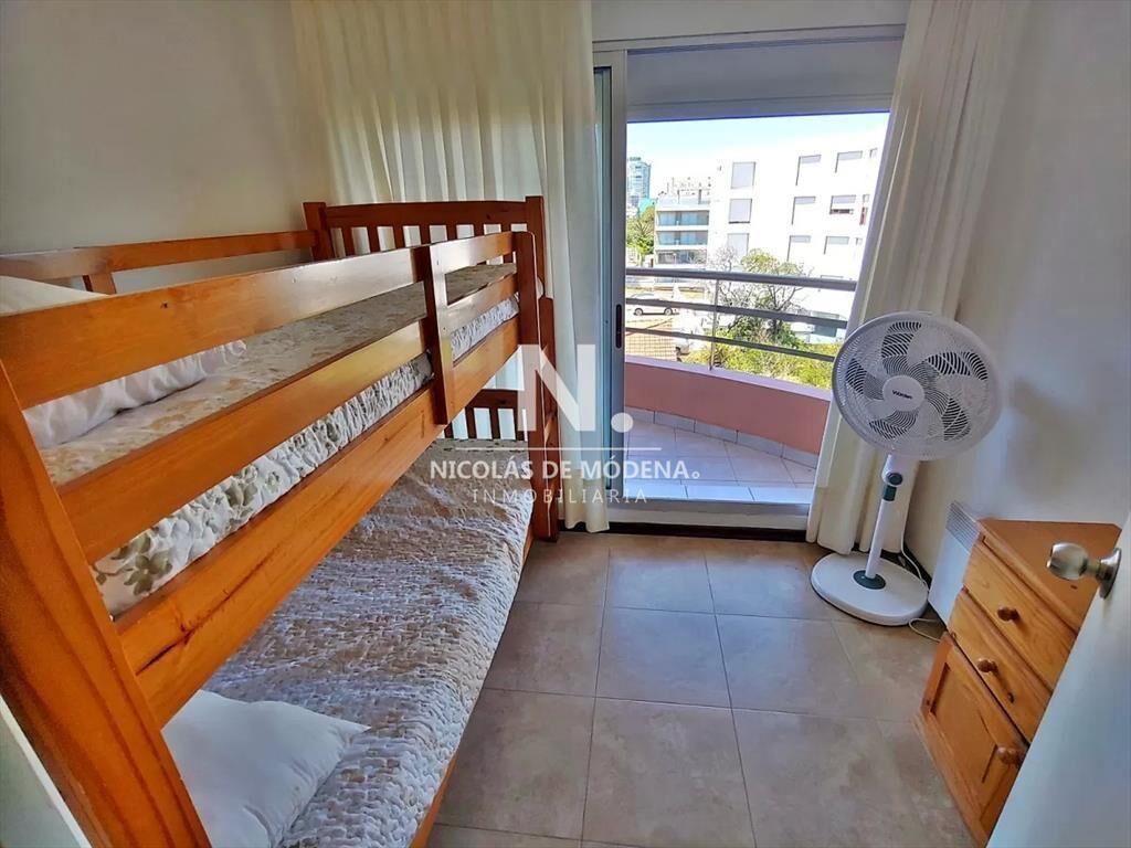 A pasos del mar en Playa Mansa, departamento de 3