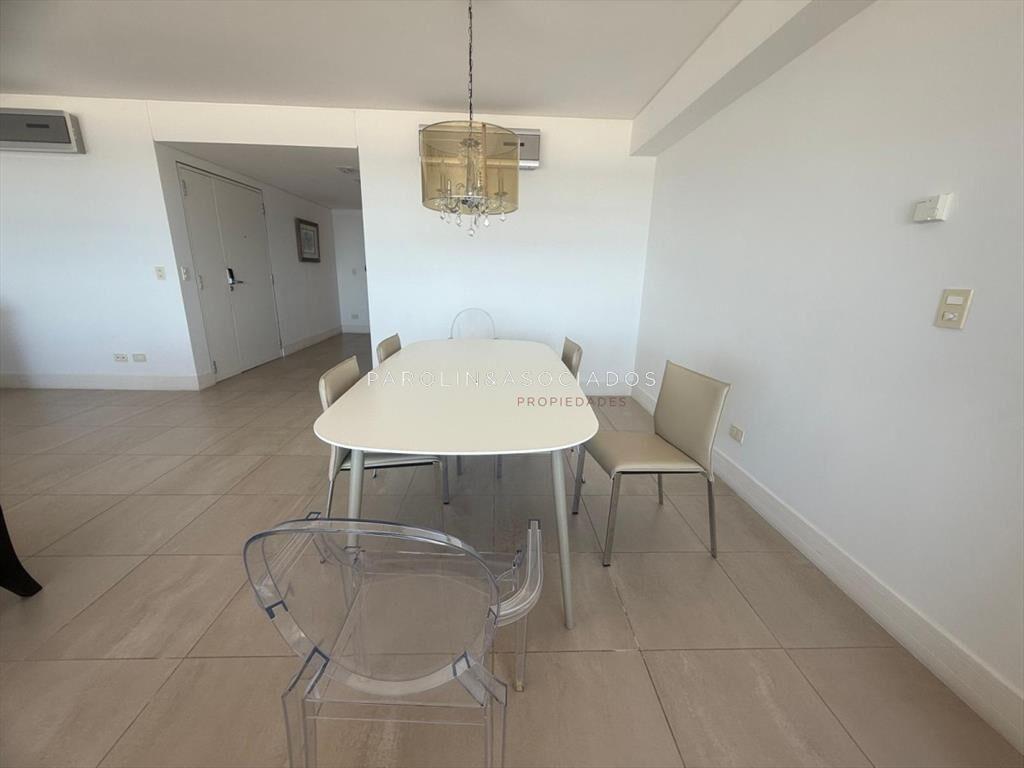 Apartamento en venta de 3 dormitorios en edificio