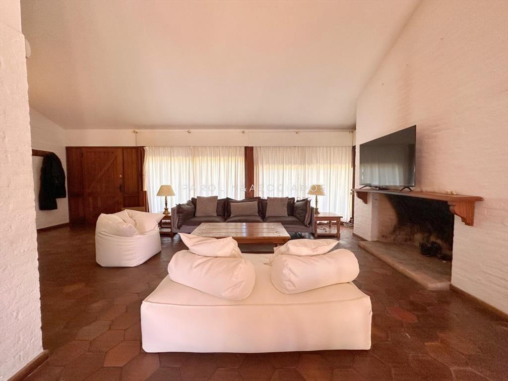 Casa en venta de 4 dormitorios y dependencia de servicio en