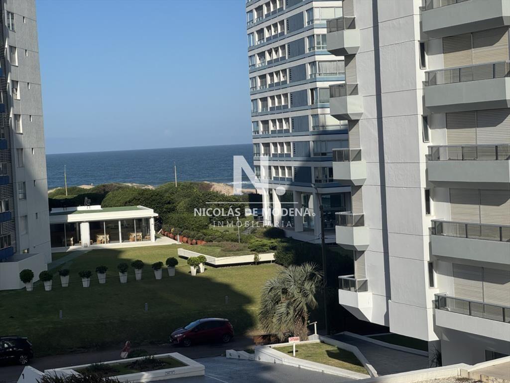 Apartamento en venta con vista directa al mar