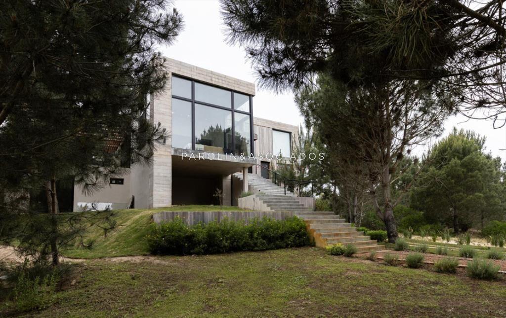 Casa de 4 Dormitorios en Venta en Laguna Escondida