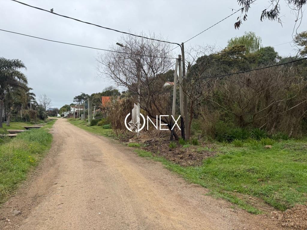 Se vende amplio terreno en Atlántida - USD