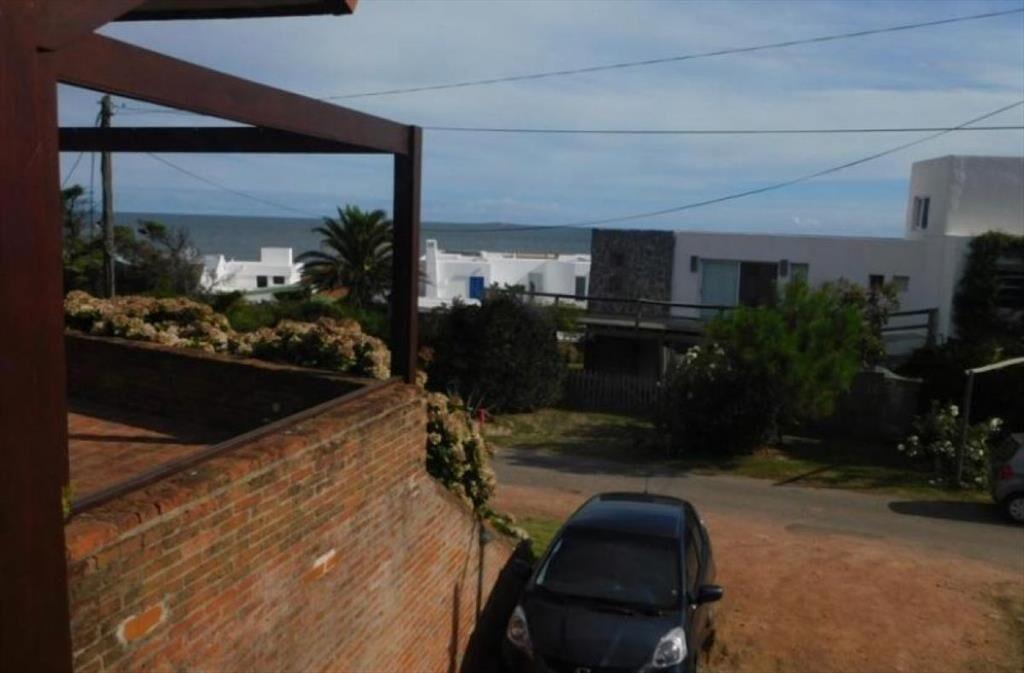 CASA EN VENTA DE 4 DORMITORIOS EN LA BARRA