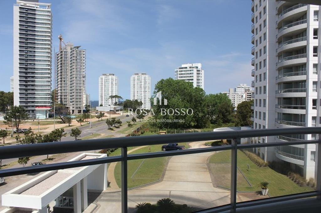 Amplio apartamento en Venta de 3 dormitorios y en