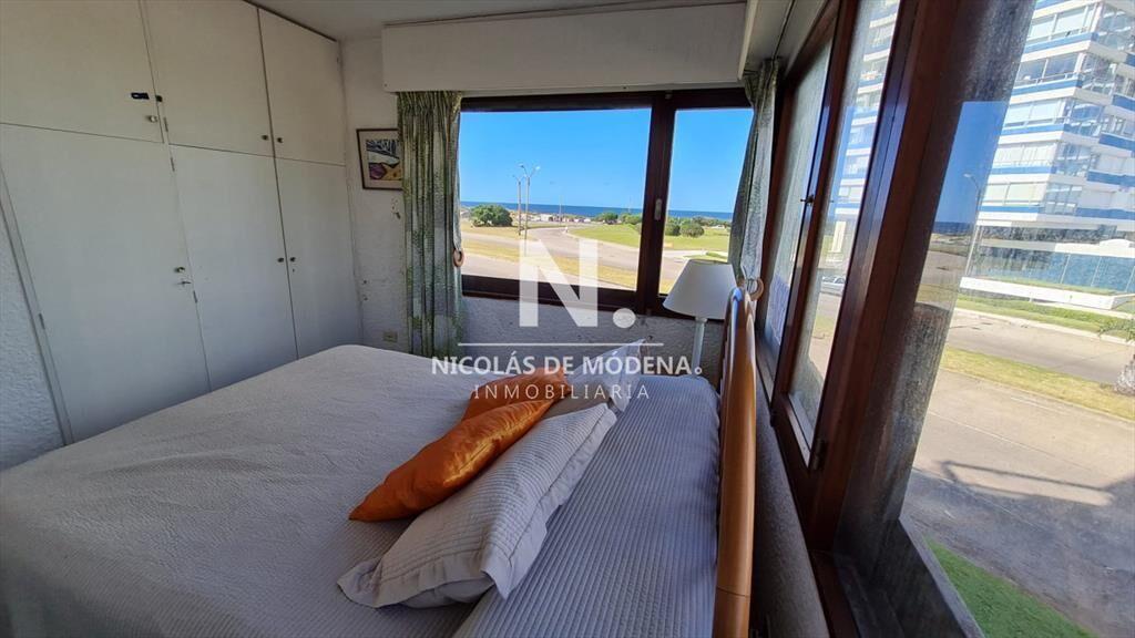 OPORTUNIDAD ! Apartamento de 2 dormitorios frente a Playa B