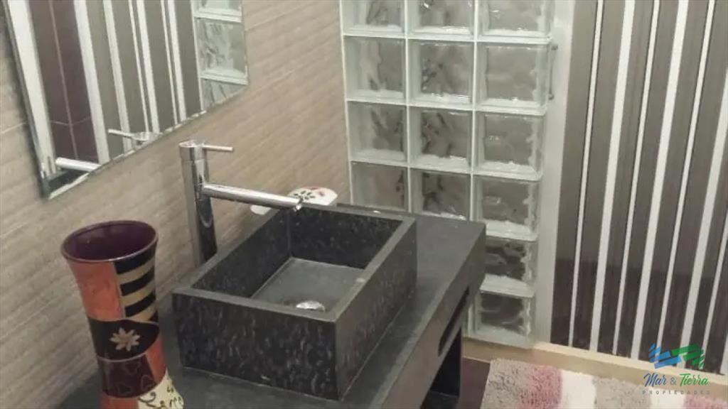 Casa en venta. Cuenta con ambientes amplios, A