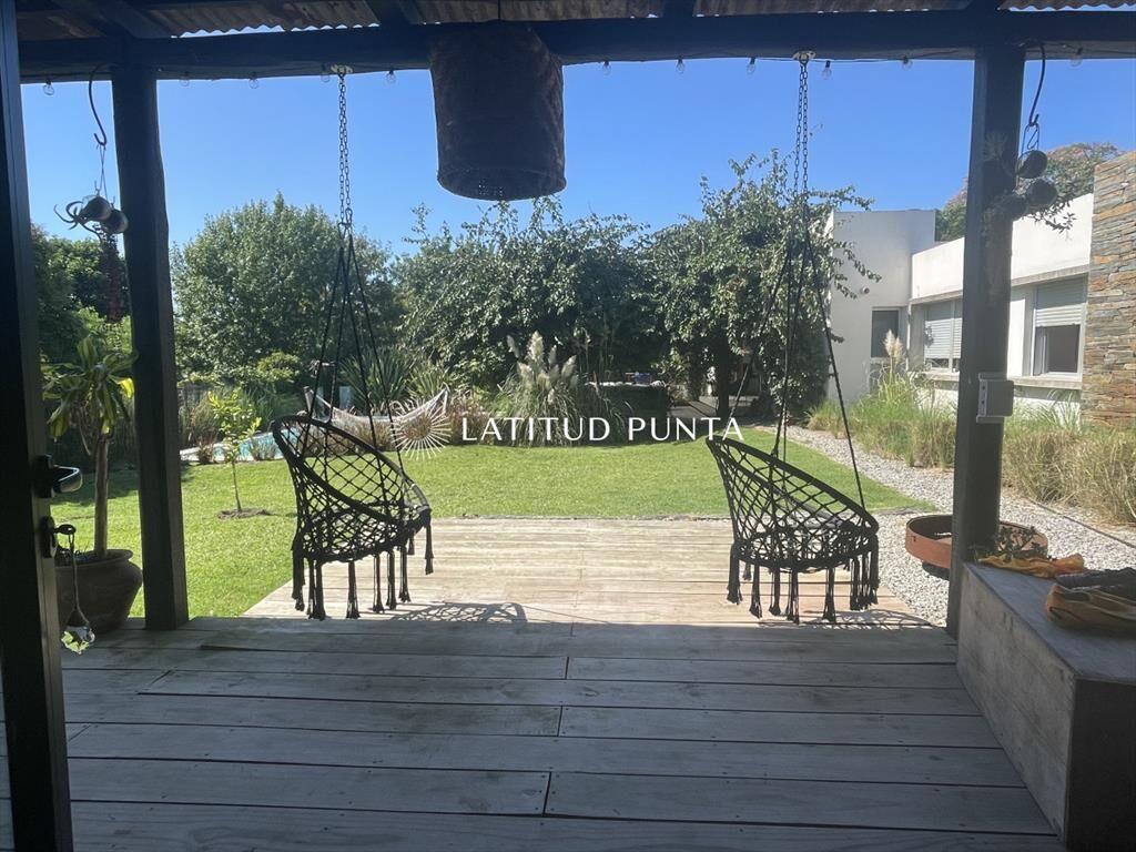 Moderna casa en zona colegios, 4 dormitorios