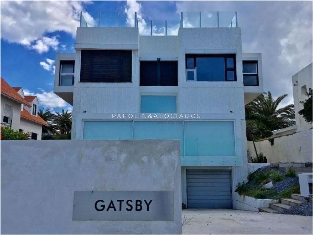 Casa en venta de 4 dormitorios frente al mar en