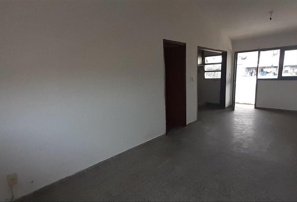 Venta de Apartamento.4 Dormitorios,1 baño.Barrio 2 Naciones