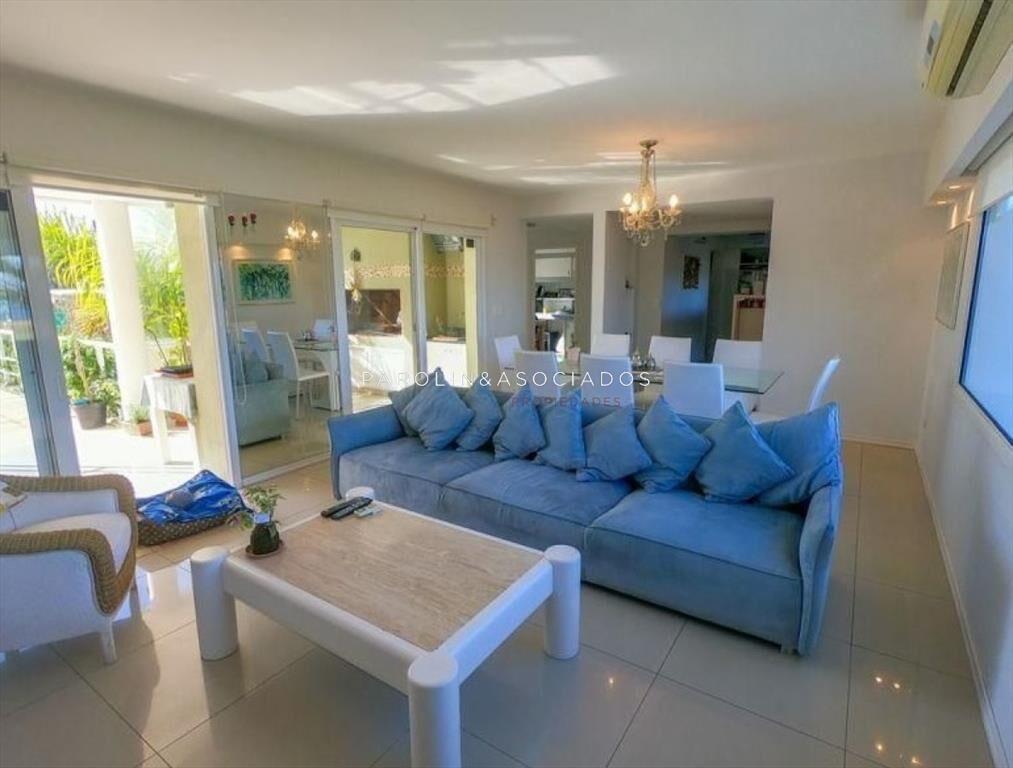 Hermosa casa en venta de 4 dormitorios frente al