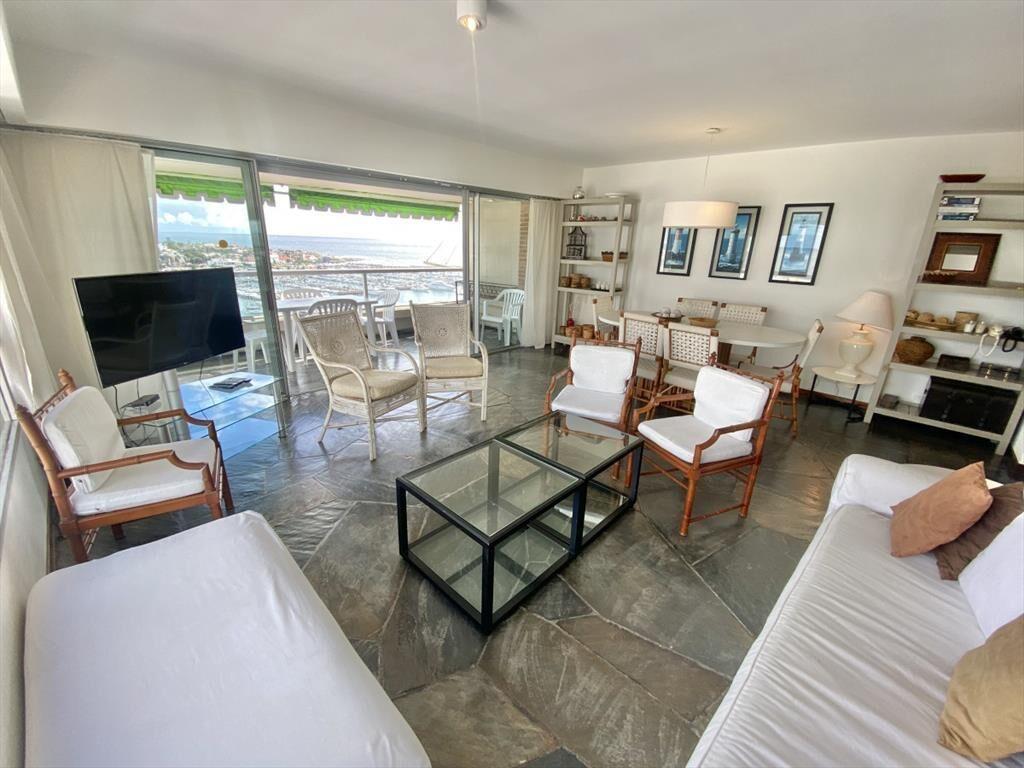 APARTAMENTO EN VENTA DE 3 DORMITORIOS 3 BAÑOS 2