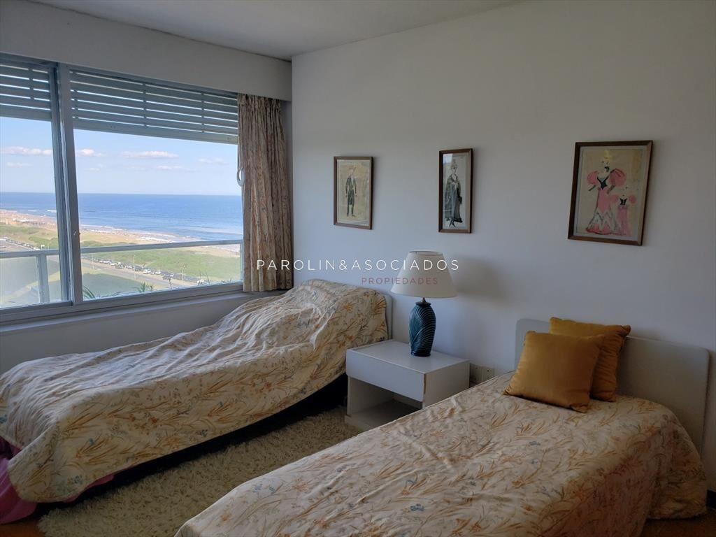 Apartamento de 3 dormitorios en Torre Tiburón, Punta del E