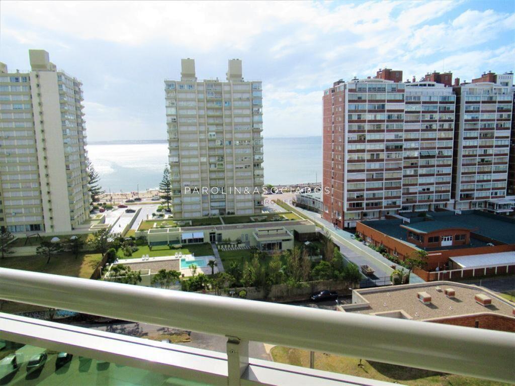 Hermoso apartamento en venta con agradable vista al mar en