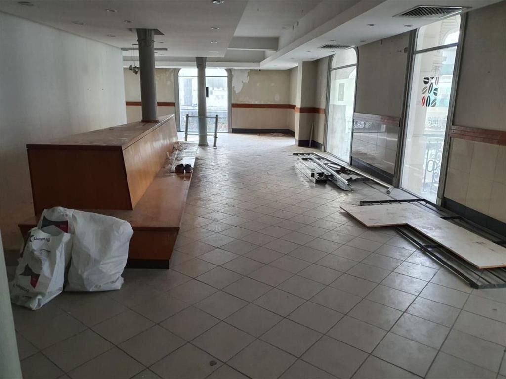 Gran local, Sarandi proximo a Bartolomé Mitre, 180 m2 !!