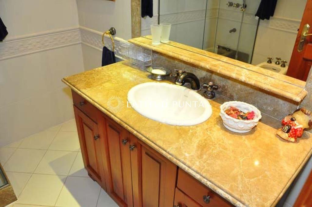 Casa en Mansa, 7 dormitorios a pasos del mar