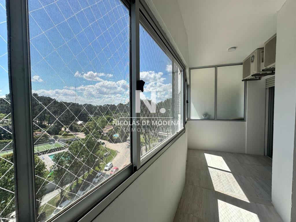 Apartamento de dos dormitorios y dependencia de
