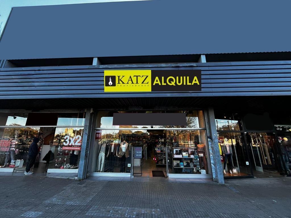 Gral. Flores, zona outlet, 120 m2, 6 de frente, excelente