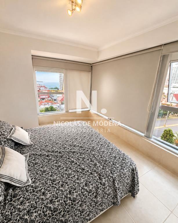 Vende Apartamento de 2 dormitorios con vista parcial al mar