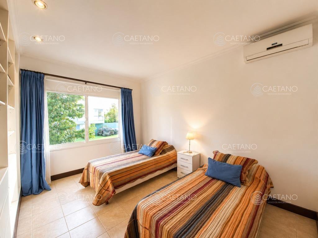 Boulevard Park, Casa de 4 dormitaros con Piscina en VENTA .