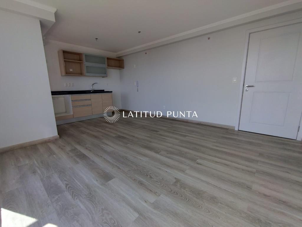Apartamento en Roosevelt, 1 dormitorio, piso alto