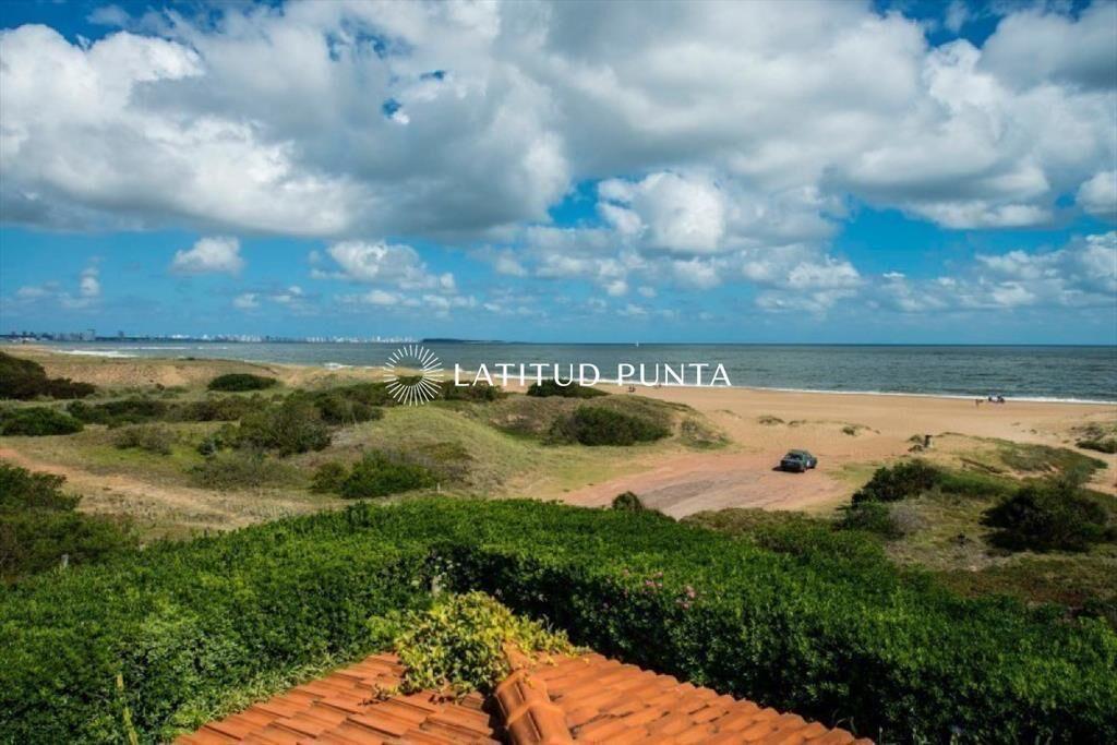 Espectacular casa sobre el mar