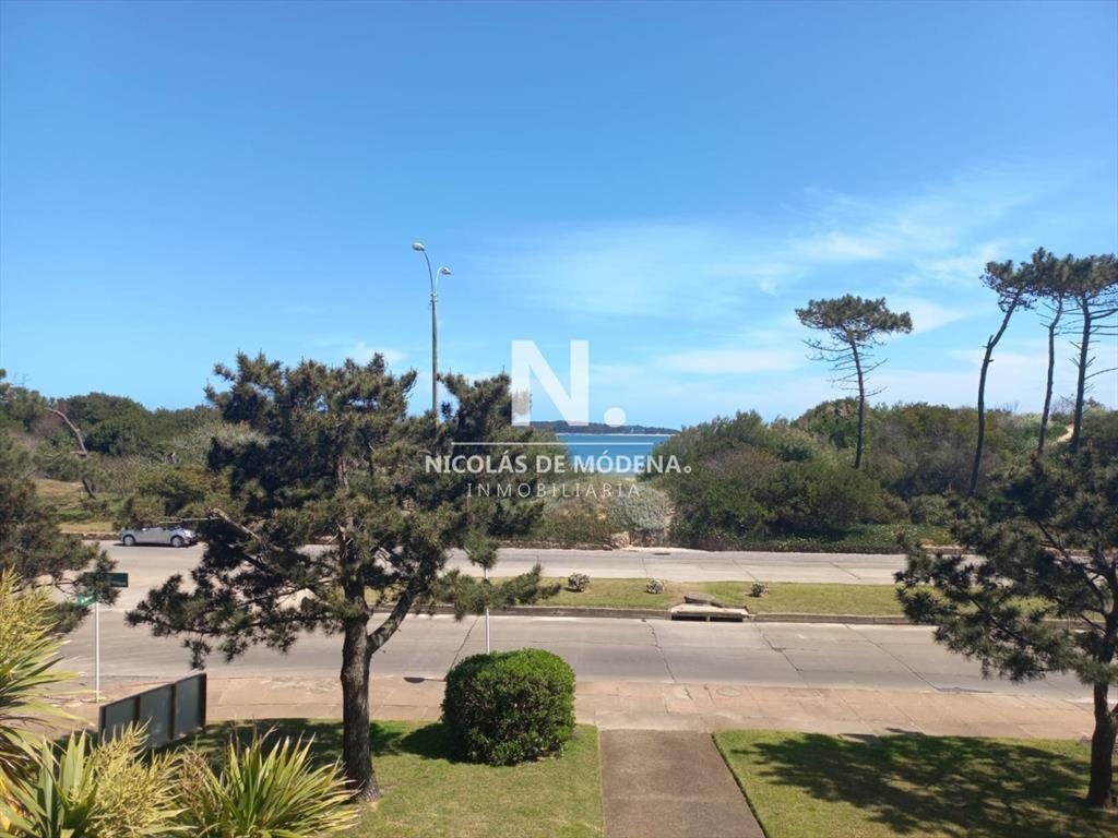 Apartamento en primera fila de Playa Mansa, con 3