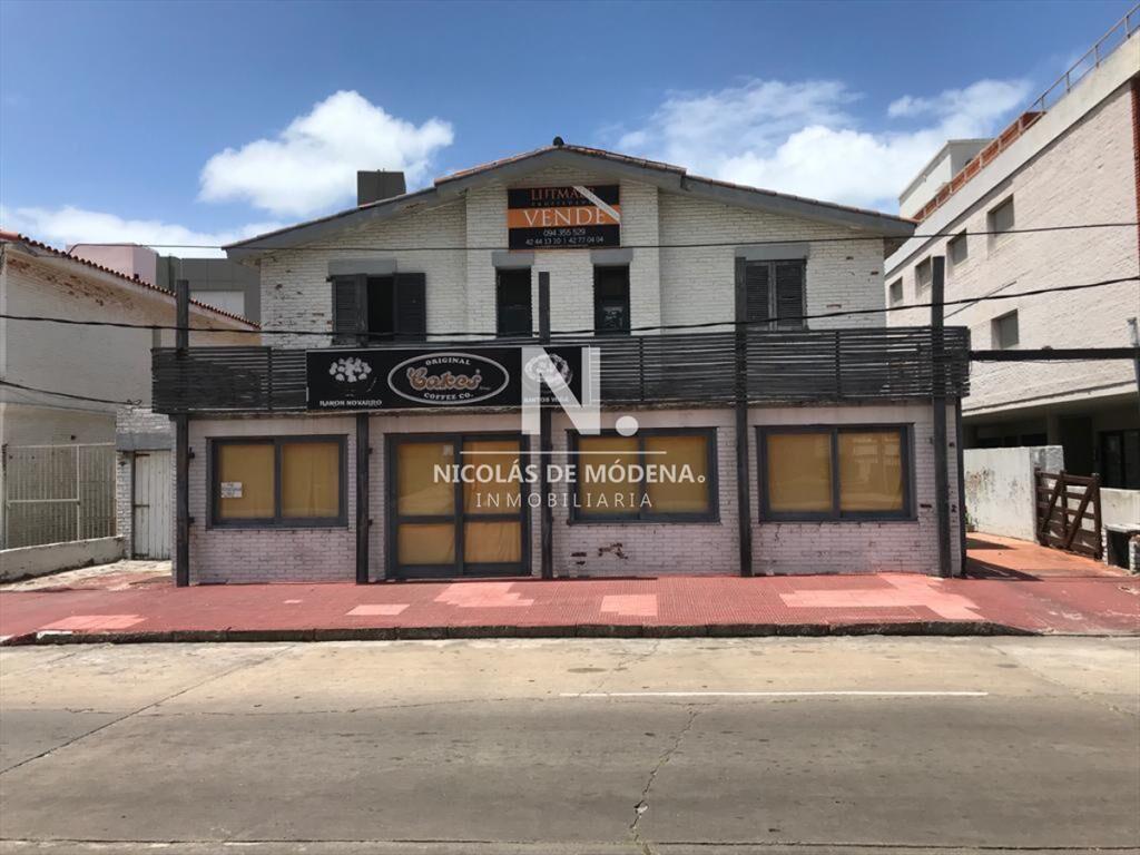 Local comercial con casa en planta alta, cerca de