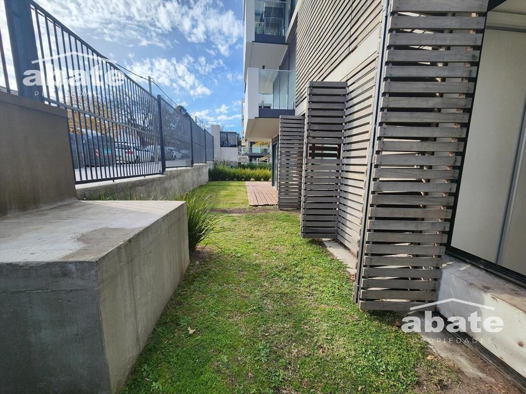 Venta apartamento de 2 dormitorios con deck y jardín con re