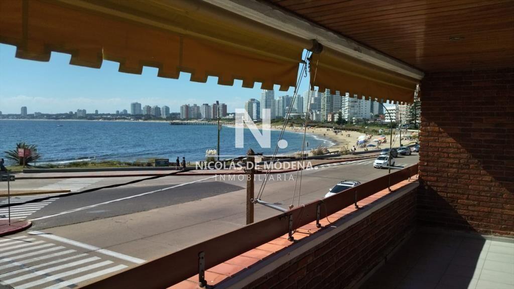 OPORTUNIDAD. VENDE APARTAMENTO FRENTE AL MAR CON