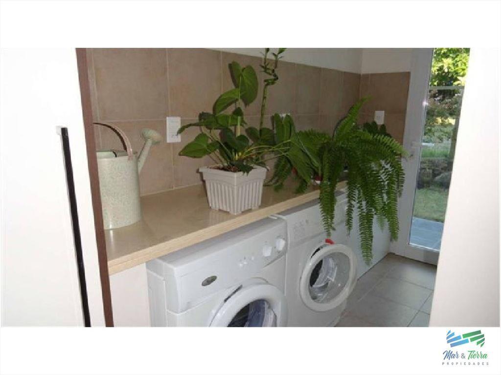 Vendo casa de 4 dormitorios con piscina en barrio