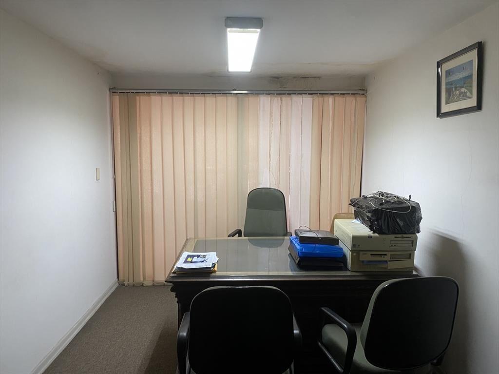 OFICINA, MUY COMODA CON EXCELENTE VISTA A LA PLAZA EL ENTRE