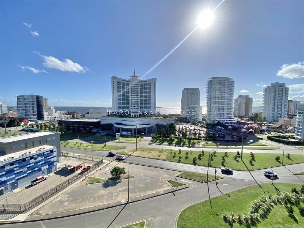 Venta de apartamento de 2 y medio en edificio Torre del Mar