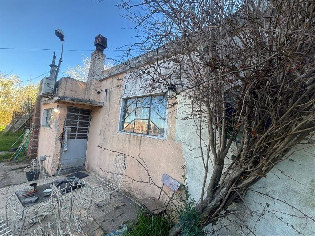 Terreno tipo chacra con casa y galpónes, con 205 m de frent