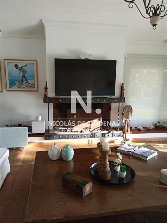 Vende casa de 8 dormitorios en Punta Ballena.