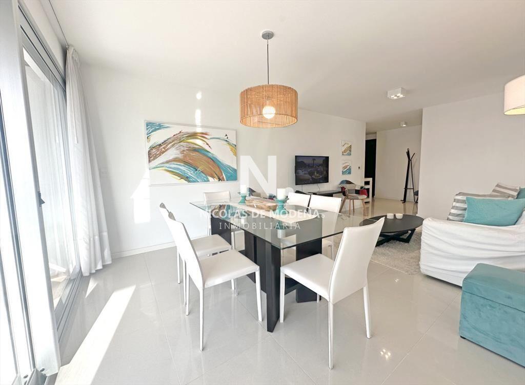 Vende apartamento de 2 dormitorios con losa radiante, garaj