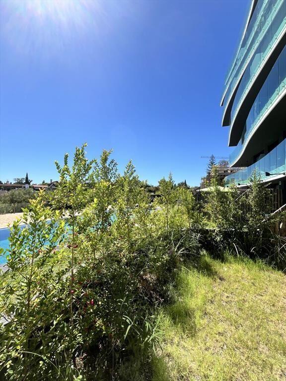 Apartamento Dúplex con Jardín Exclusivo. Divino, a estrenar