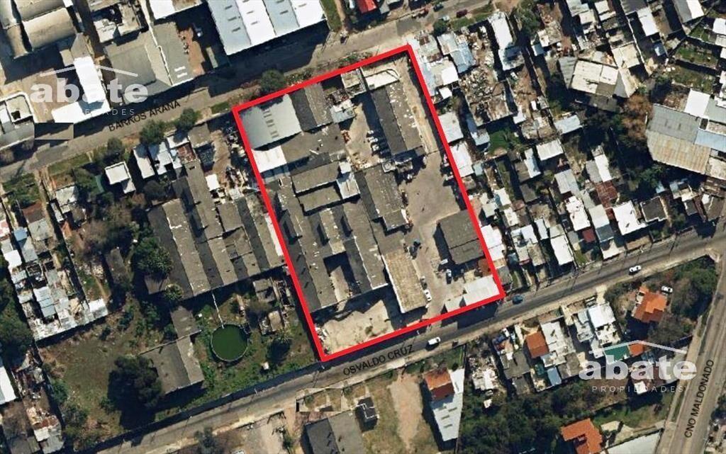 Gran local para depósito. Terreno de 8.089 m2 con salida a