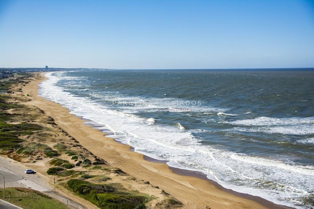 Apartamento en venta con vista al mar y 3 mas en