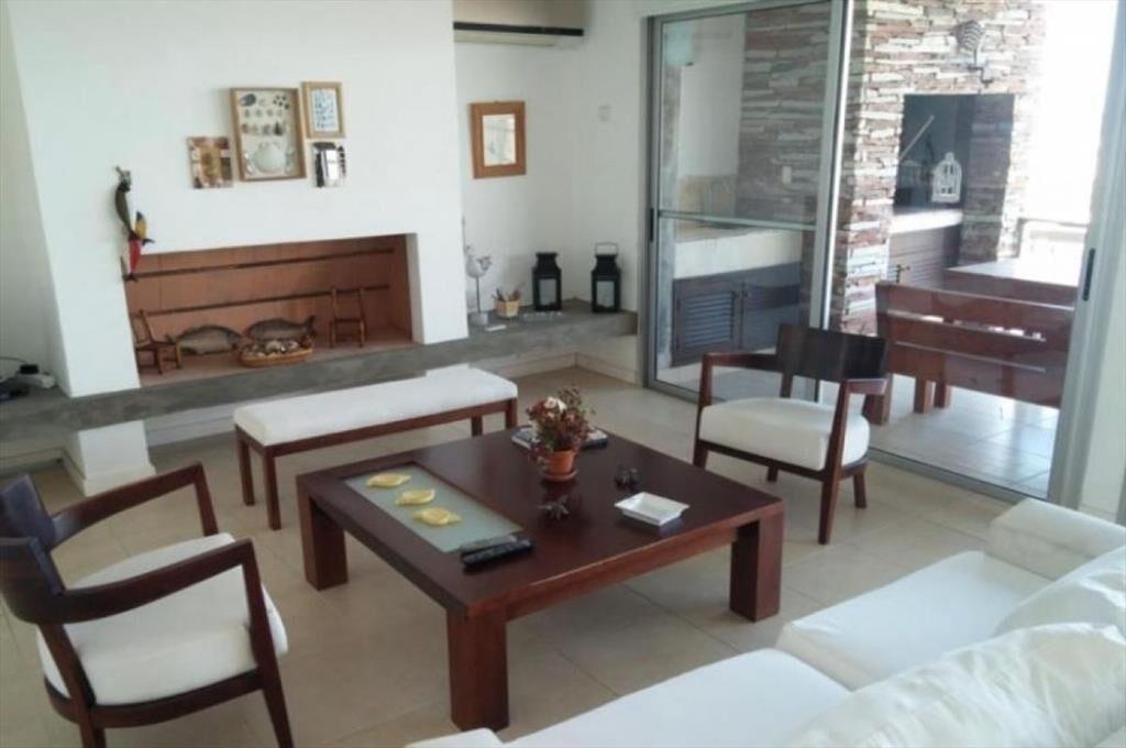 CASA EN VENTA DE 4 DORMITORIOS EN LA BARRA