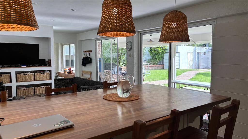Venta de 2 excelentes casas en un padrón sobre J. Suarez...