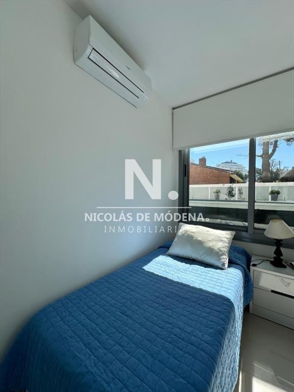 Vende en Punta del Este, apartamento de 3 dormitorios con v